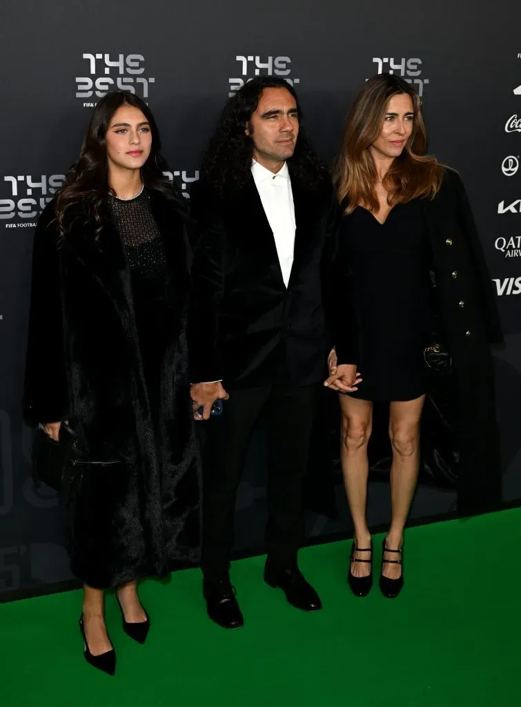 Juan Pablo Sorín (al medio) forma parte del panel de la FIFA contra el racismo, y visitó el Estadio Monumental para conversar sobre el caso de Manley Clerveaux. Foto: Kate Green/Getty Images.