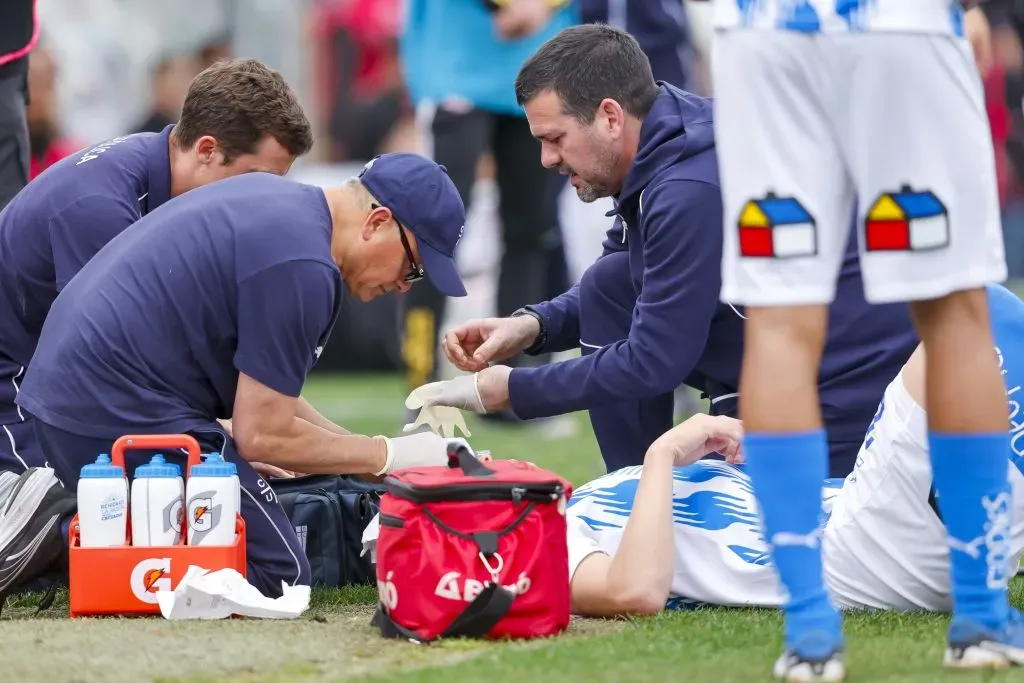 Jugador de Universidad Católica siendo atendido. (Foto: Phoosport)