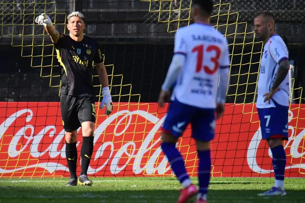 Brayan Cortés en un clásico entre Peñaol y Nacional en Uruguay. Imagen: Dante Fernandez/FocoUy/Photosport