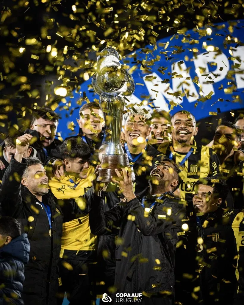 Brayan Cortés campeón con Peñarol. (Foto: @CONMEBOL)