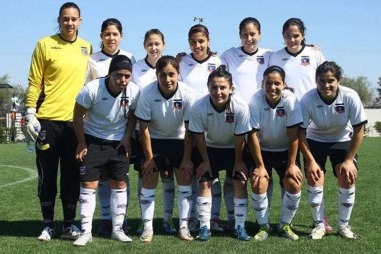 Bárbara Santibáñez (Arriba, a la derecha) mientras defendía los colores de Colo Colo en los primeros años del torneo femenino organizado por la ANFP. Foto: Colo Colo FEM.