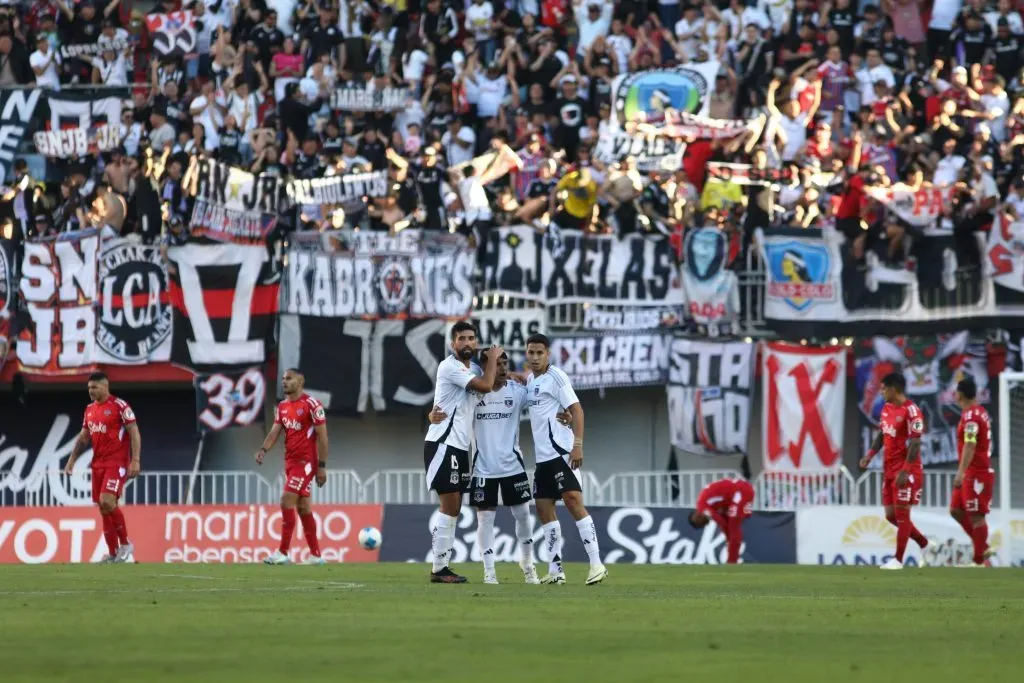 Los hinchas del Cacique presentes en Chillán. (Foto: Photosport)