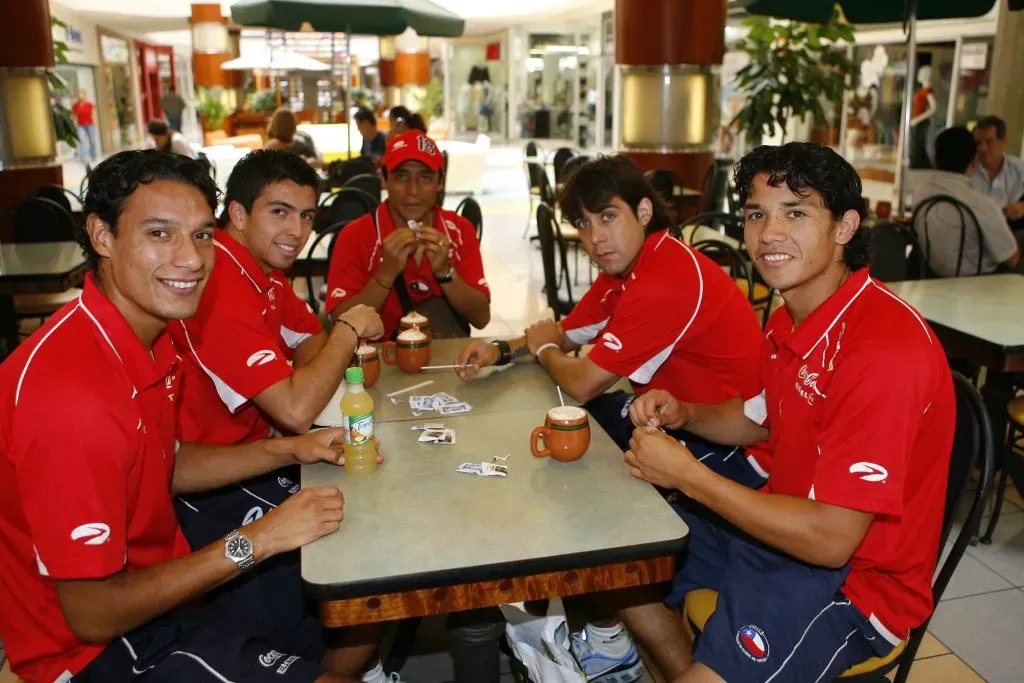El Joven Pistolero compartiendo junto a Matías en la Roja. (Foto: Photosport)