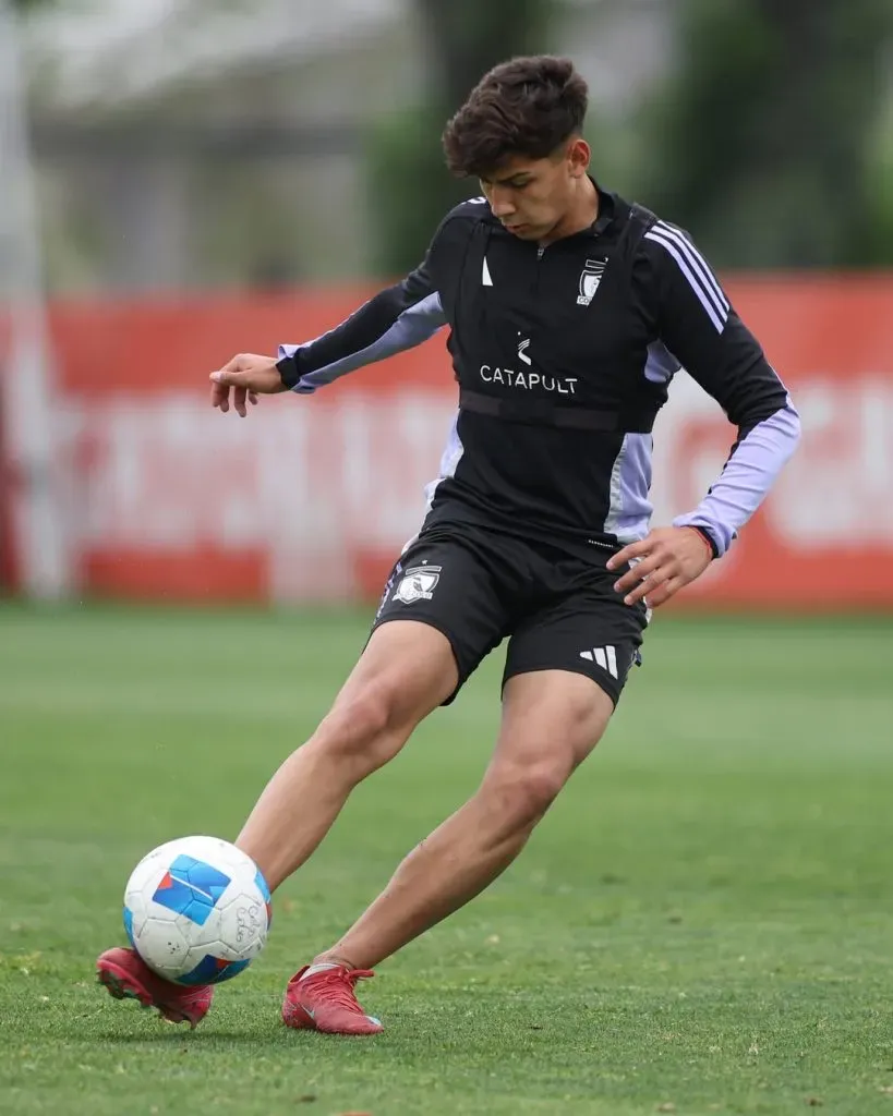 La imagen de Franco Garrido, nieto de Carlos Caszely, entrenando en el primer equipo de Colo Colo liderado por Fernando Ortiz. Foto: Colo Colo.