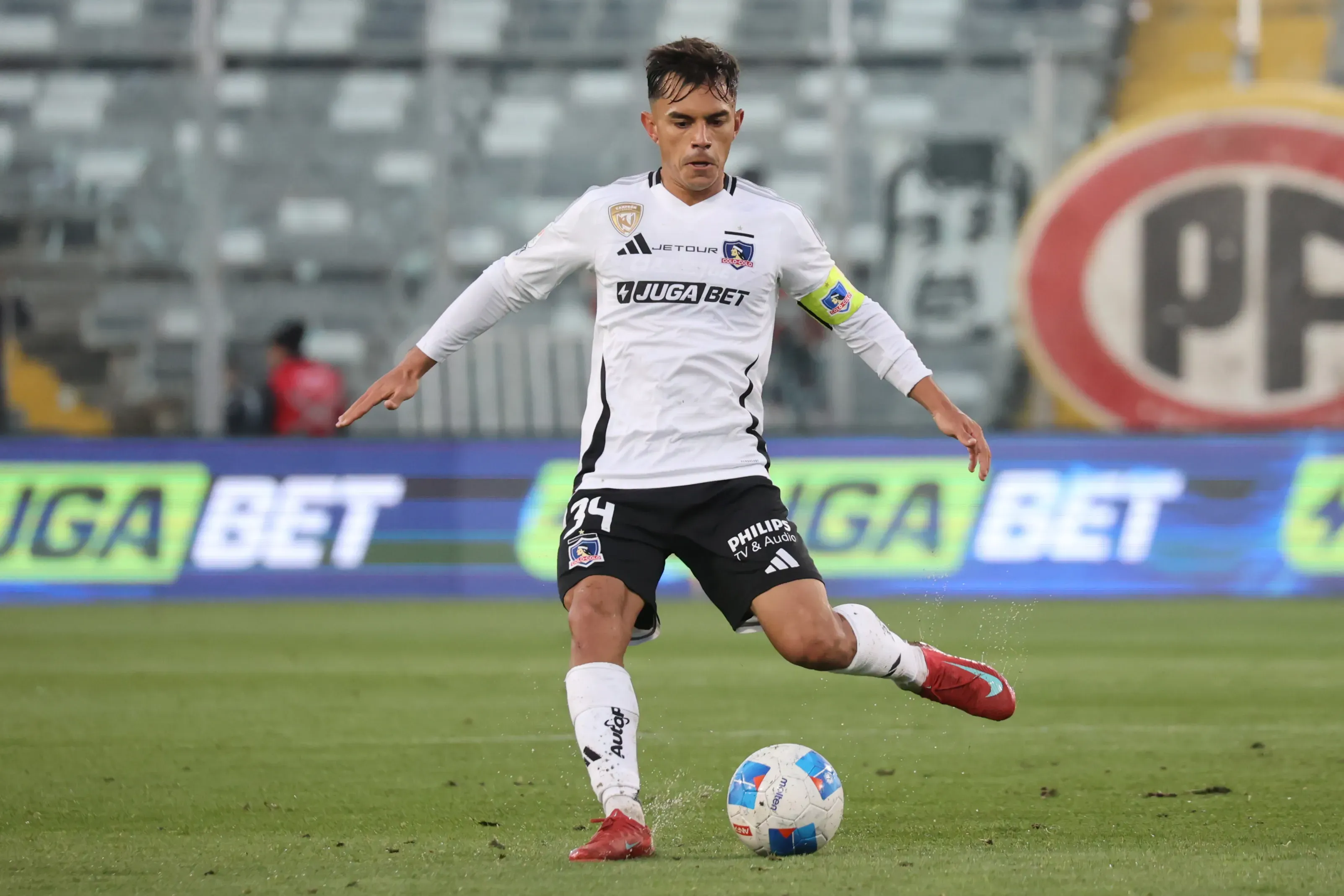 Vicente Pizarro fue uno de los encargados de dar la arenga en Colo Colo. Imagen: Dragomir Yankovic/Photosport