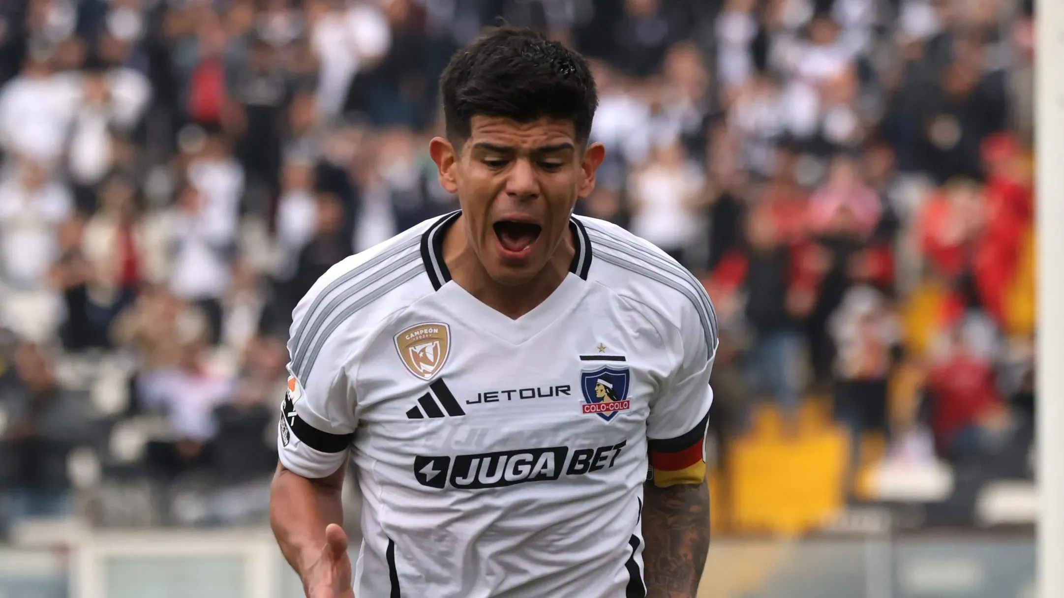 Esteban Pavez sigue en el ojo del huracán en Colo Colo.