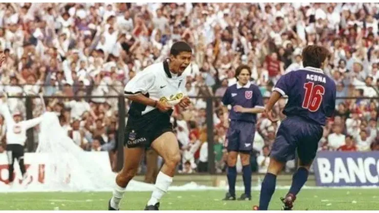 Emerson Pereira en un Superclásico entre Colo Colo y la U. Imagen: Archivo