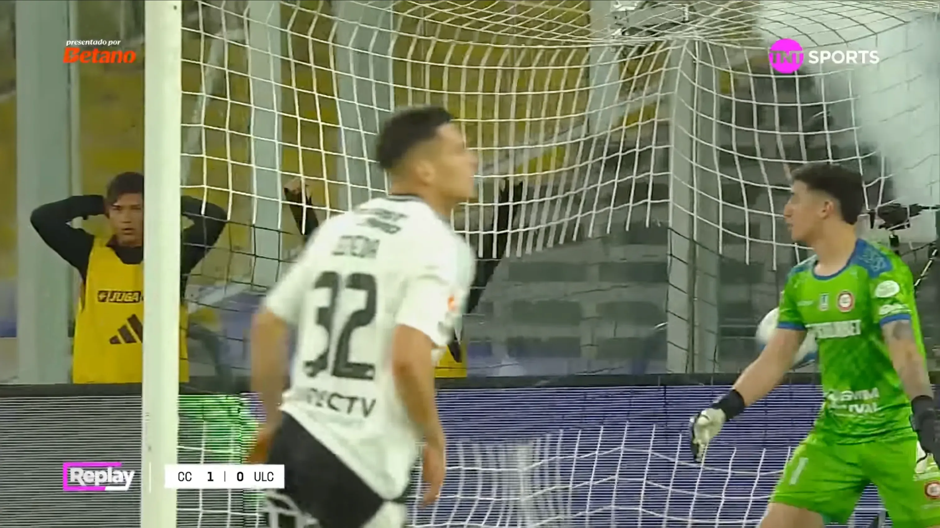 Particular reacción con los pasapelotas de Colo Colo. (Foto: captura)