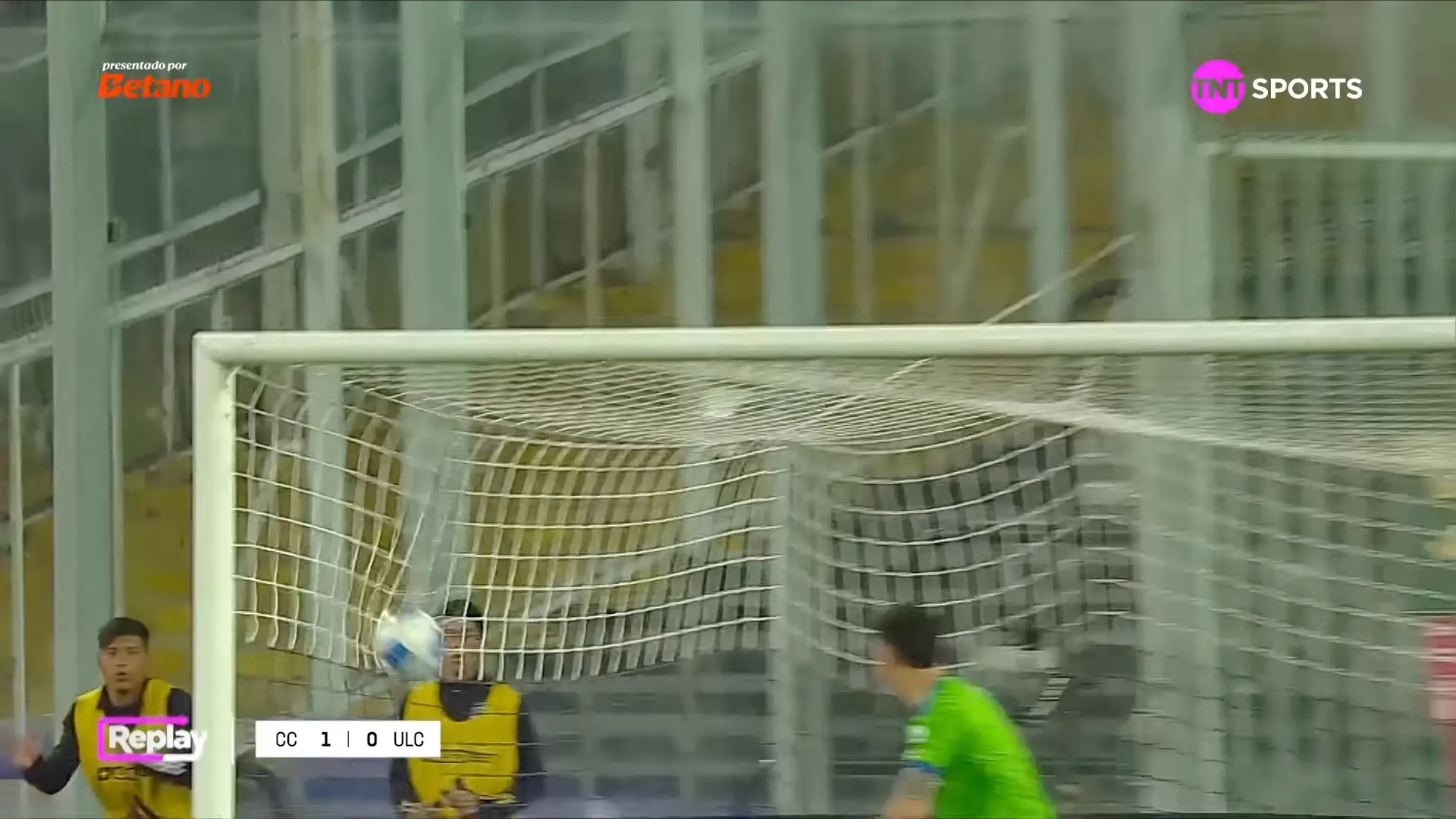 Particular reacción con los pasapelotas de Colo Colo. (Foto: captura)