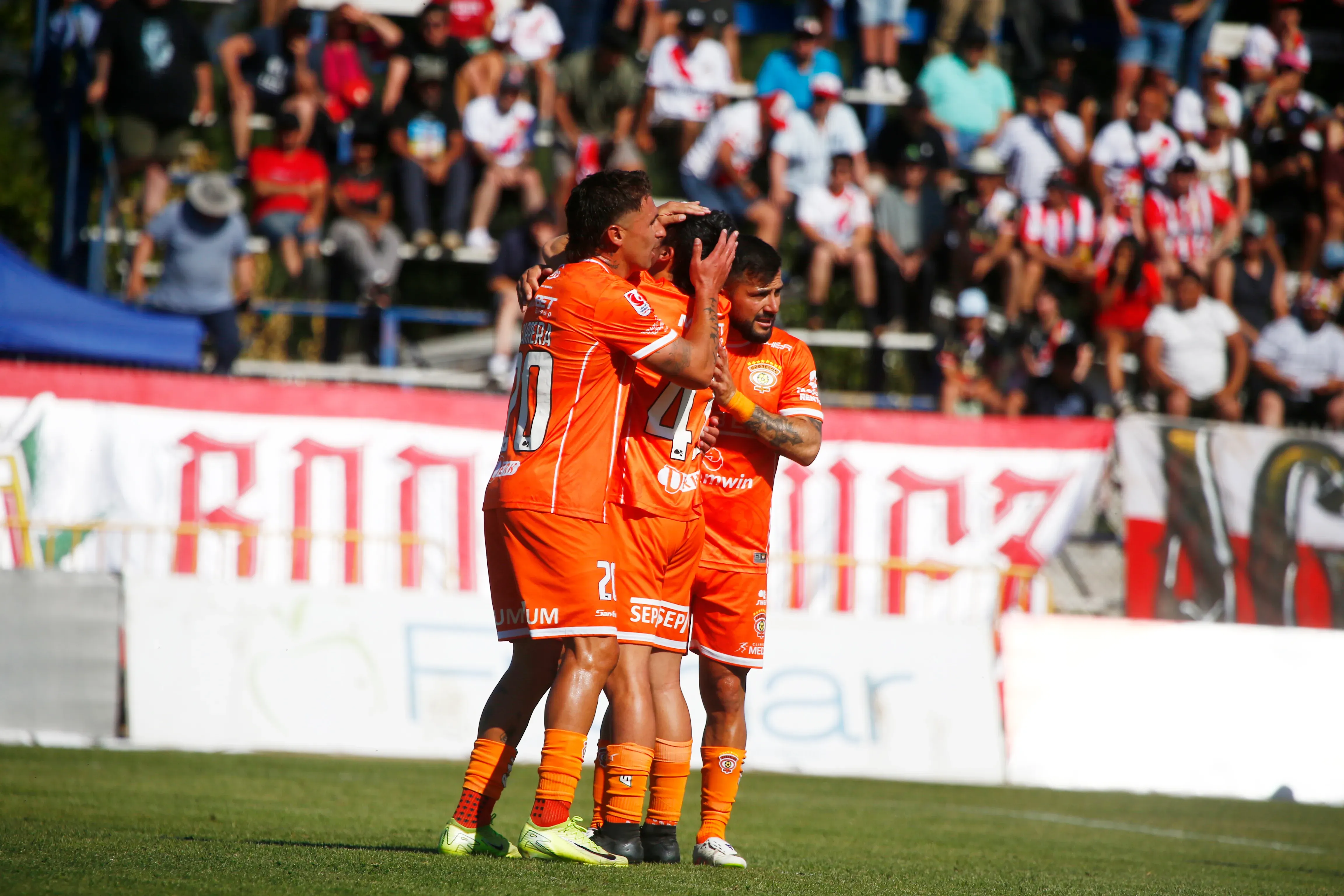 Jugadores de Cobreloa celebrando junto a Branco Provoste. (Foto: Photosport)