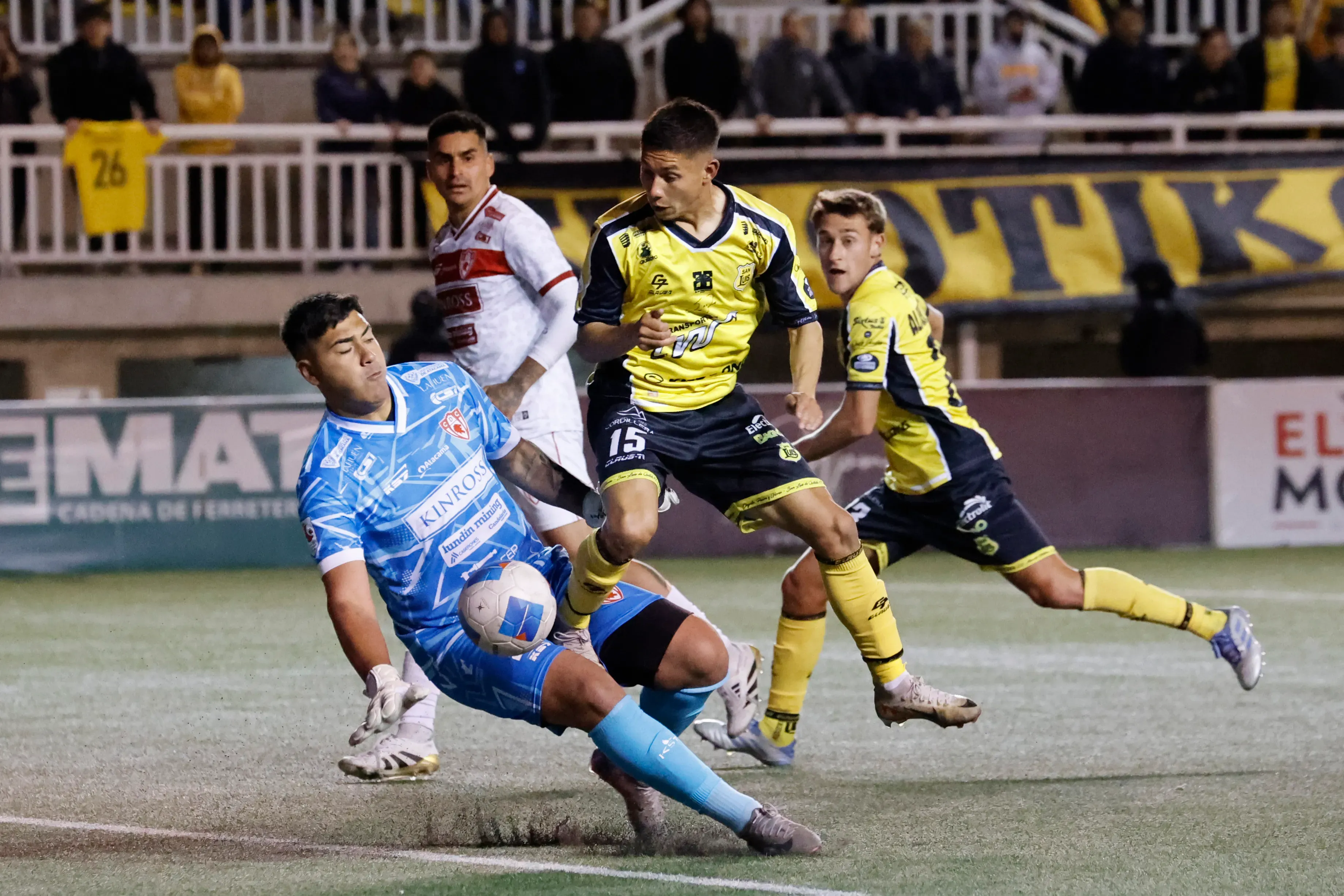 Marcelo Ramírez le pone fichas a Julio Fierro en Colo Colo. Imagen: Raul Zamora/Photosport