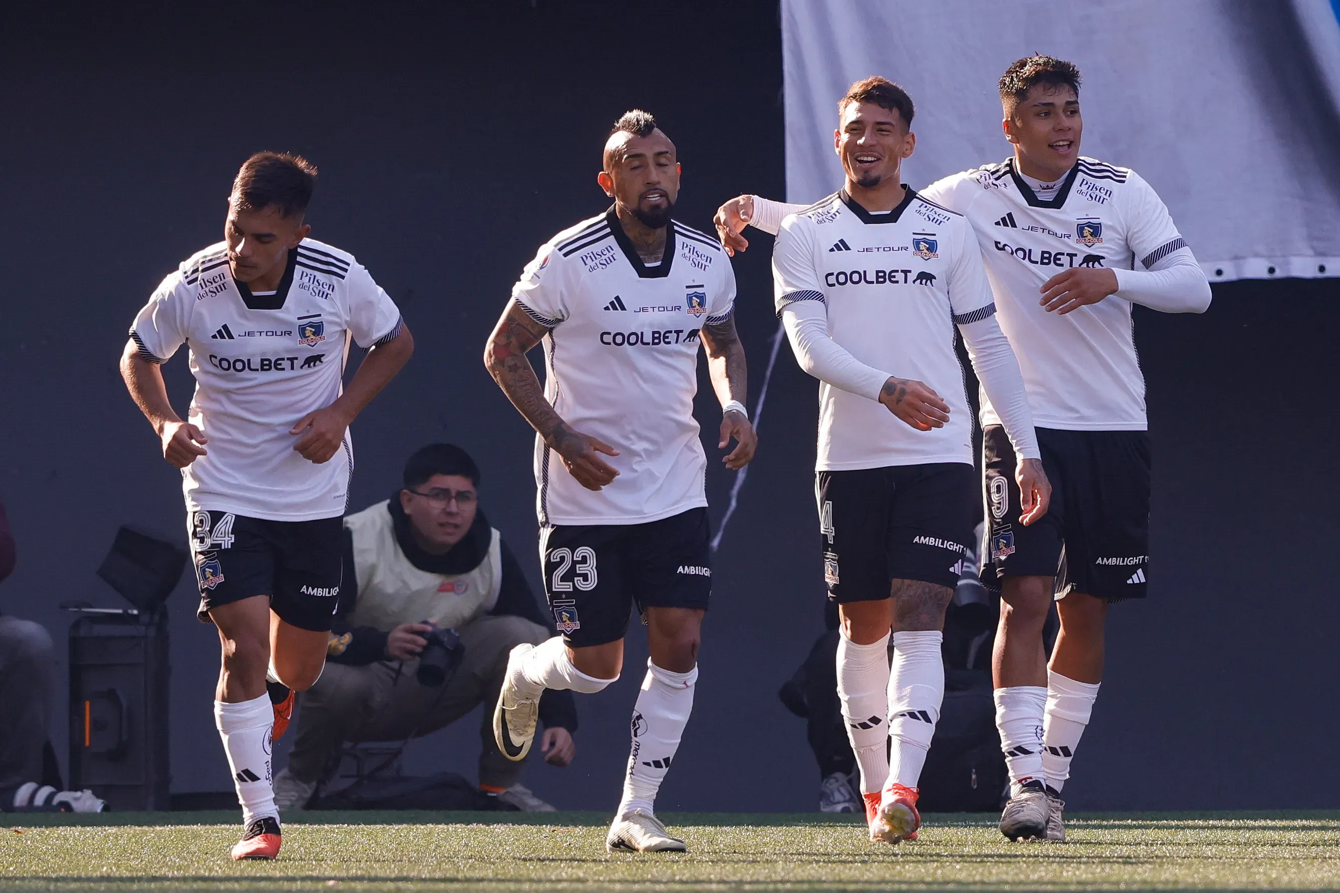 Damián Pizarro junto a Vicente Pizarro, Arturo Vidal y Alan Saldivia. (Foto: Photosport)