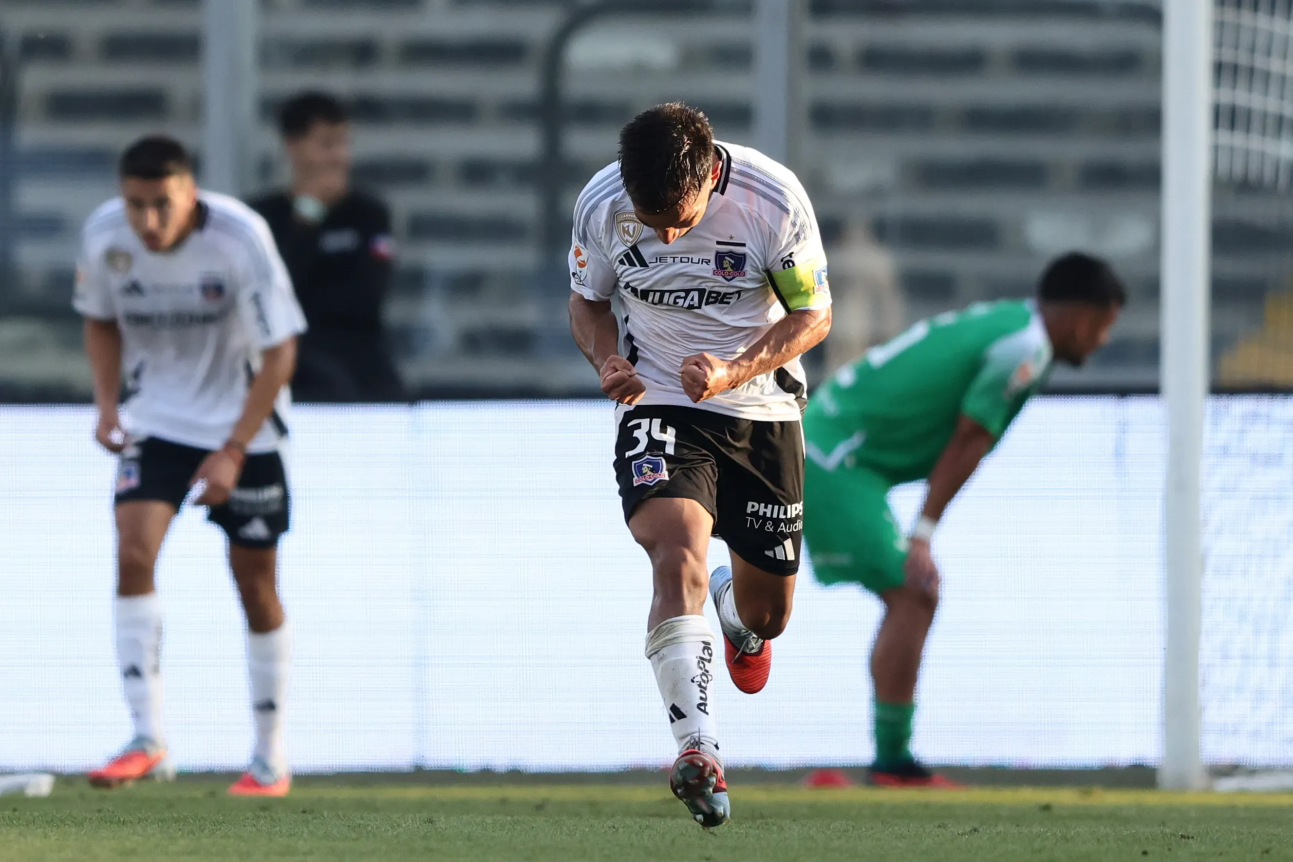 Vicente Pizarro celebrando su gol en partido con Audax Italiano. (Foto: Photosport)