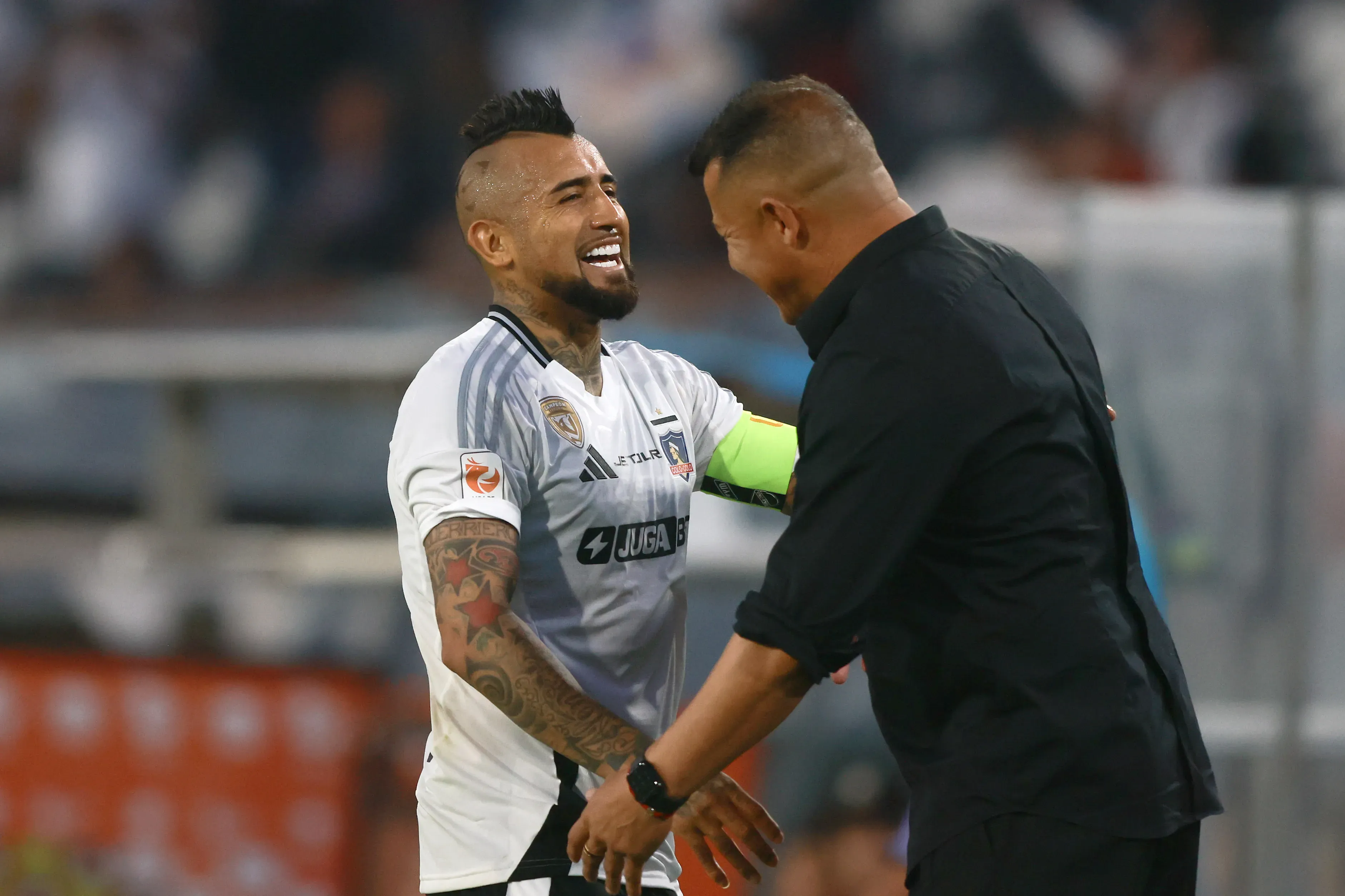 Arturo Vidal con Jorge Almirón. (Foto: Photosport)