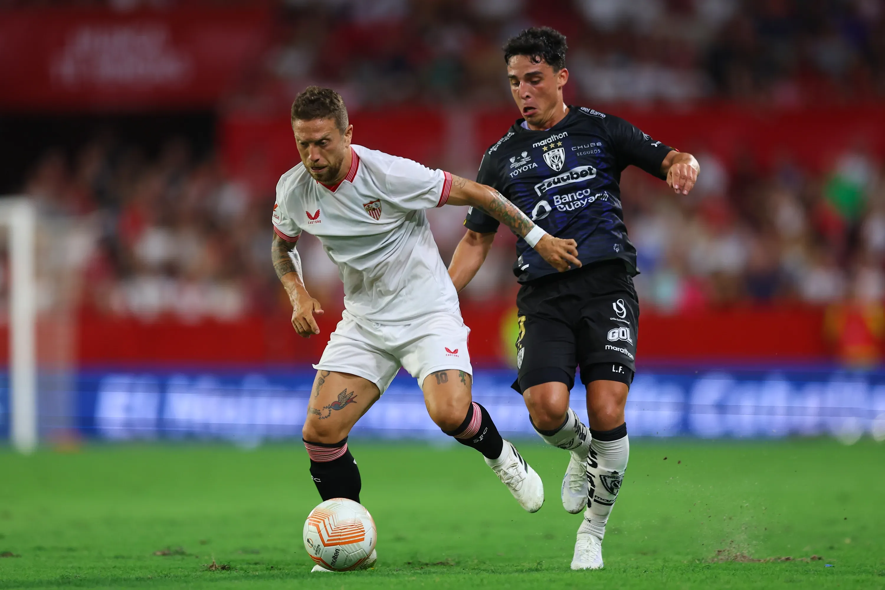 Matías Fernández Cordero disputando el Desafío UEFA-Conmebol ante Sevilla. Foto: Fran Santiago/Getty Images.