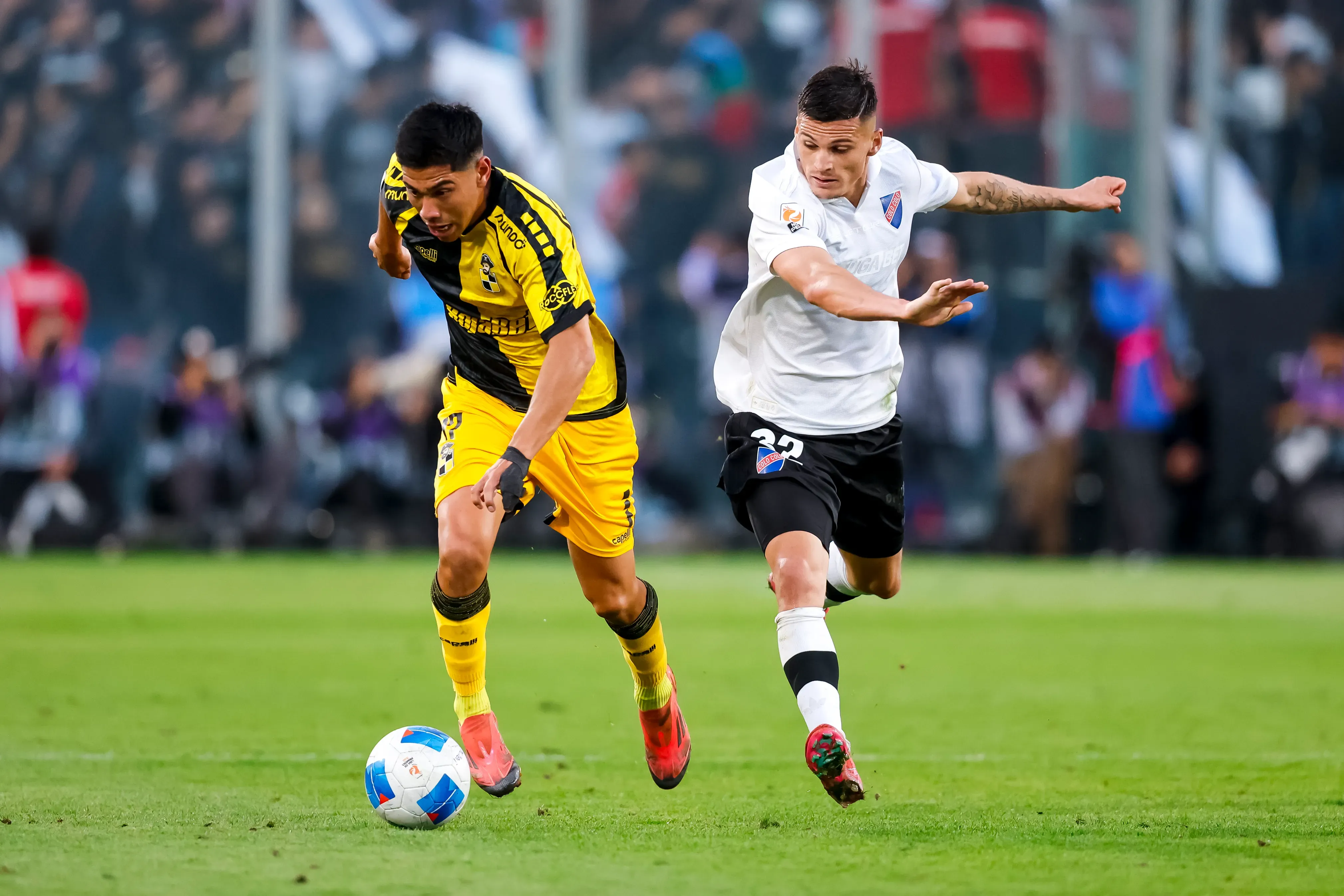 Francisco Salinas enfrentando a Lucas Cepeda. (Foto: Photosport)