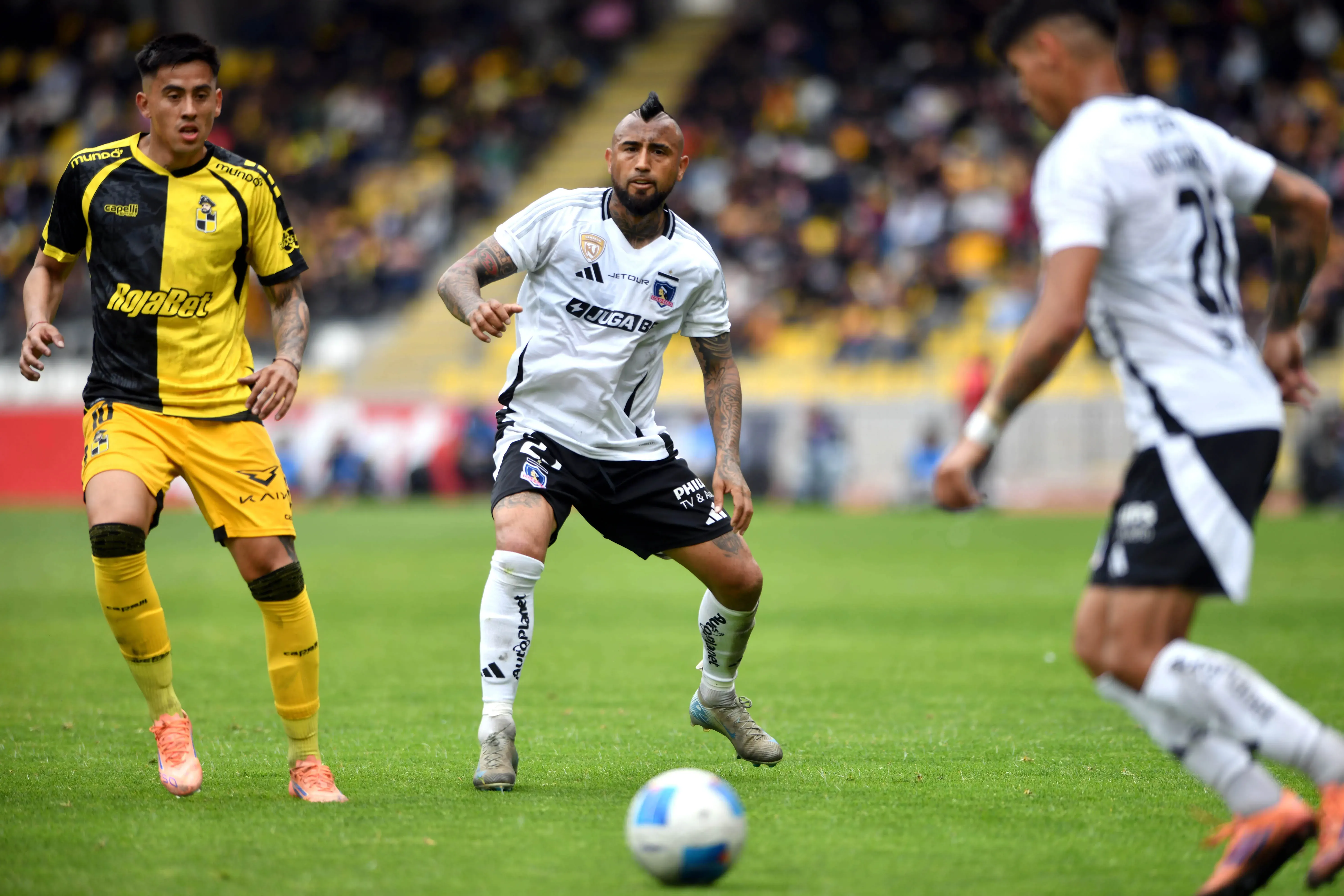 Los Tenores de ADN Radio reveló la decisión que toma Arturo Vidal sobre su futuro en Colo Colo para el 2026. Foto: Alejandro Pizarro Ubilla/Photosport