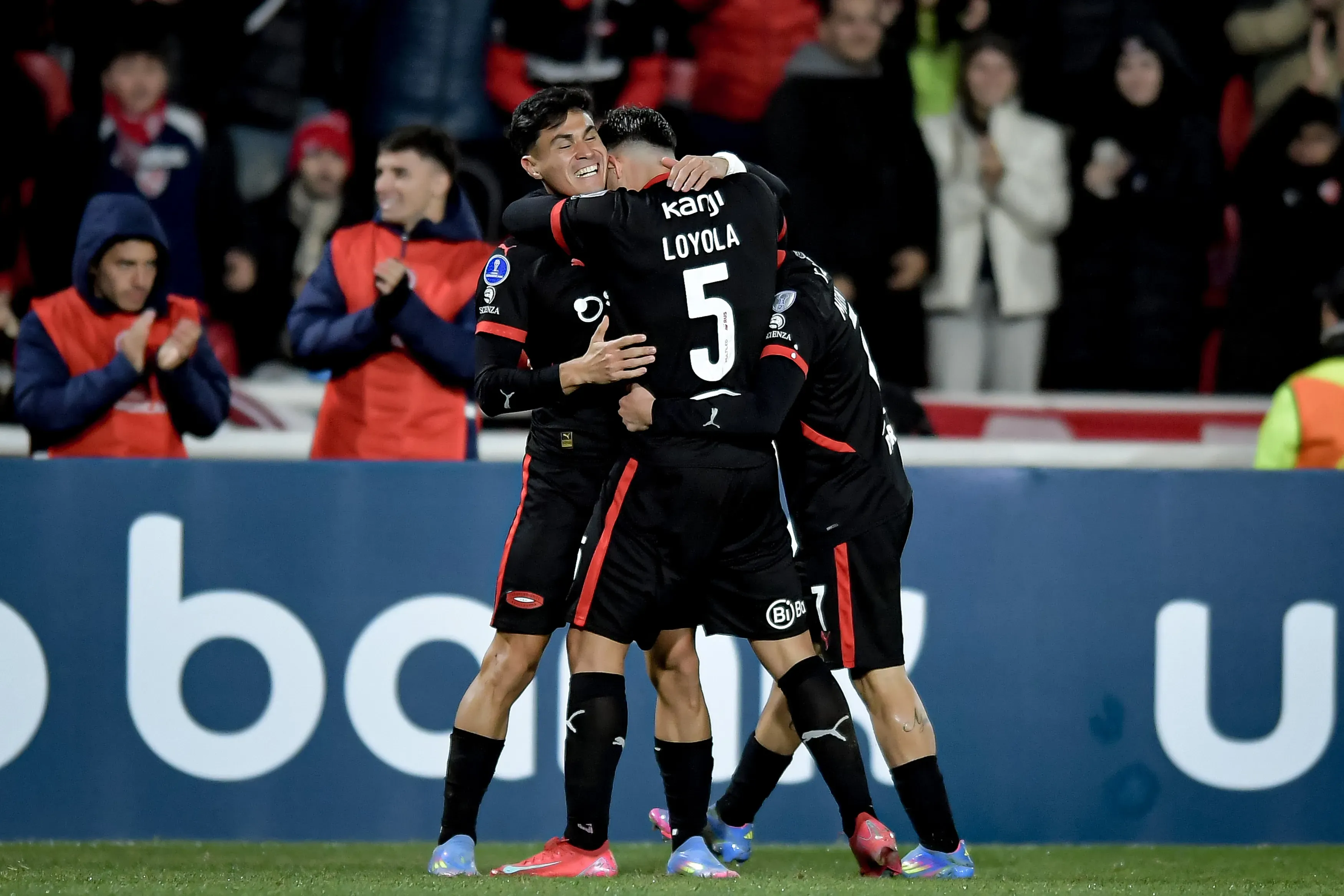 Felipe Loyola y Pablo Galdames en Independiente. (Foto: Getty Images)