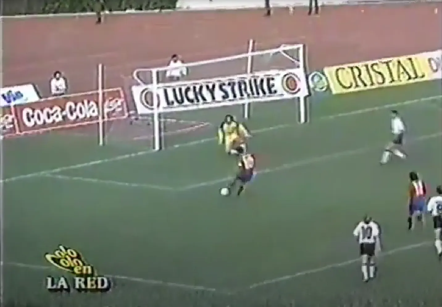 Jorge Cortés disputando su único encuentro con la camiseta de Colo Colo en 1992. Foto: Captura.
