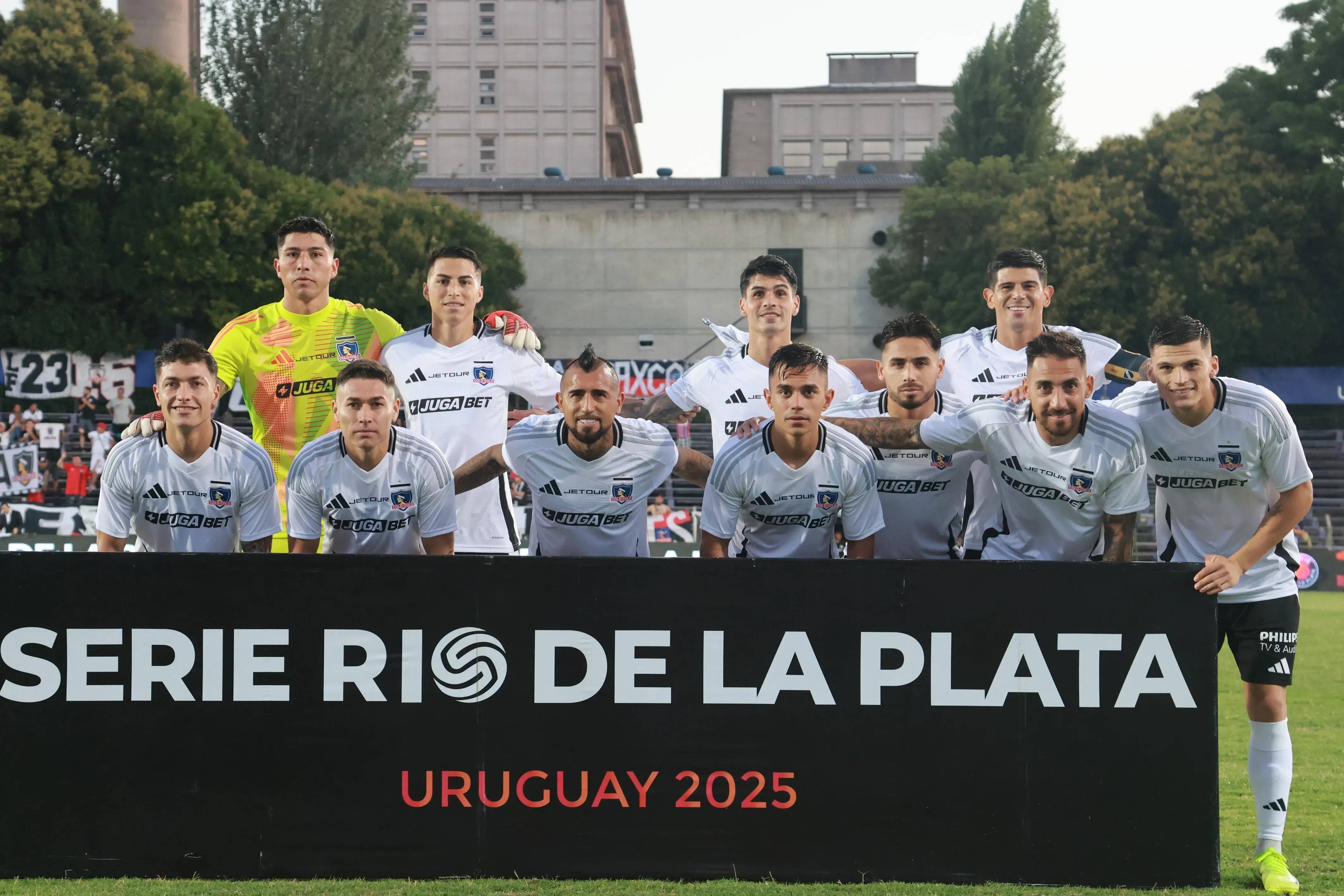 La formación de Colo Colo con la que se enfrentó a Huracán en Uruguay. (Foto: Photosport)