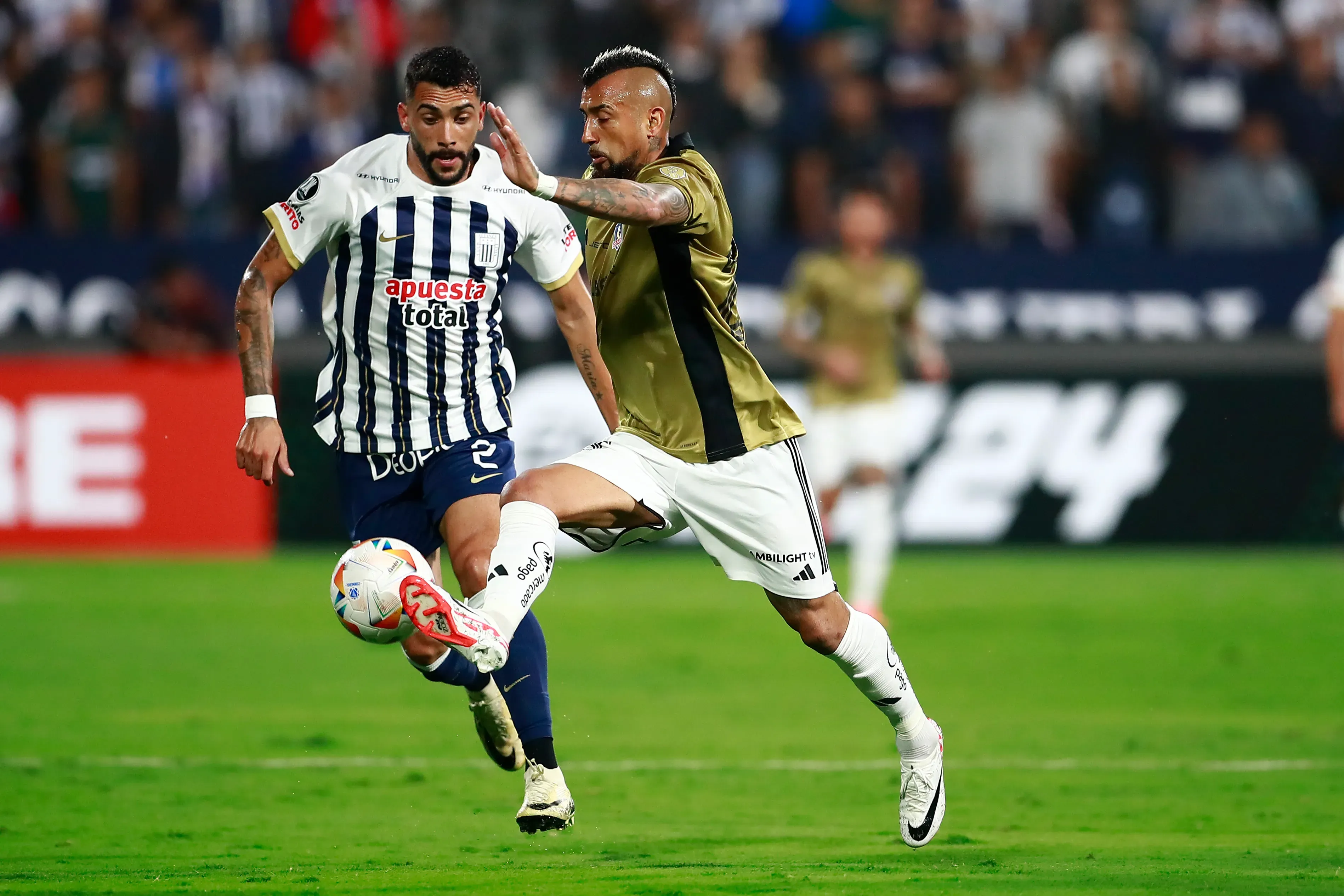 Colo Colo y Alianza Lima se volverán a enfrentar esta vez por la Serie Río de la Plata. Imagen: Daniel Apuy/Photosport