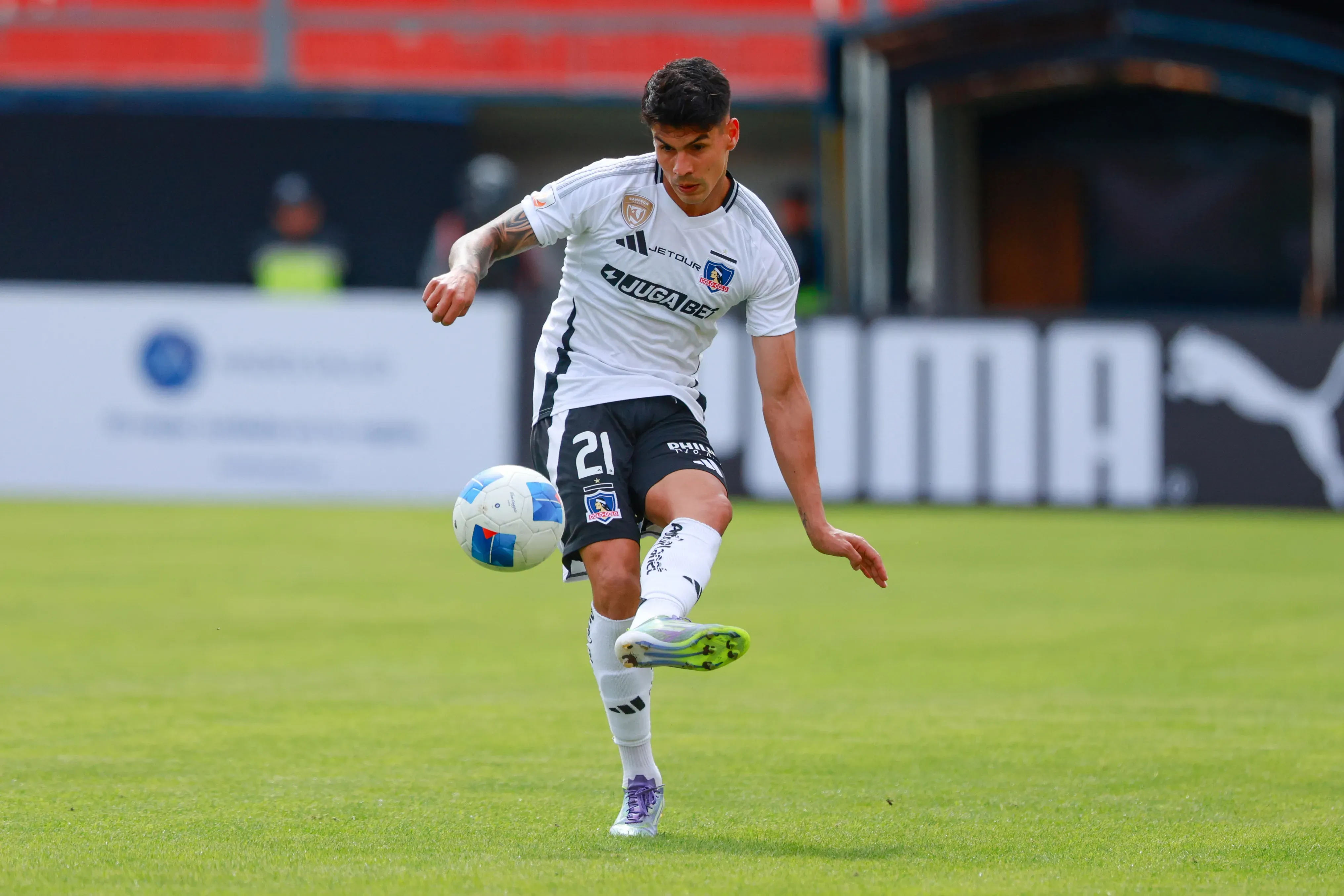 Erick Wiemberg ha sido el titular en la banda izquierda de Colo Colo. Foto: Javier Vergara/Photosport