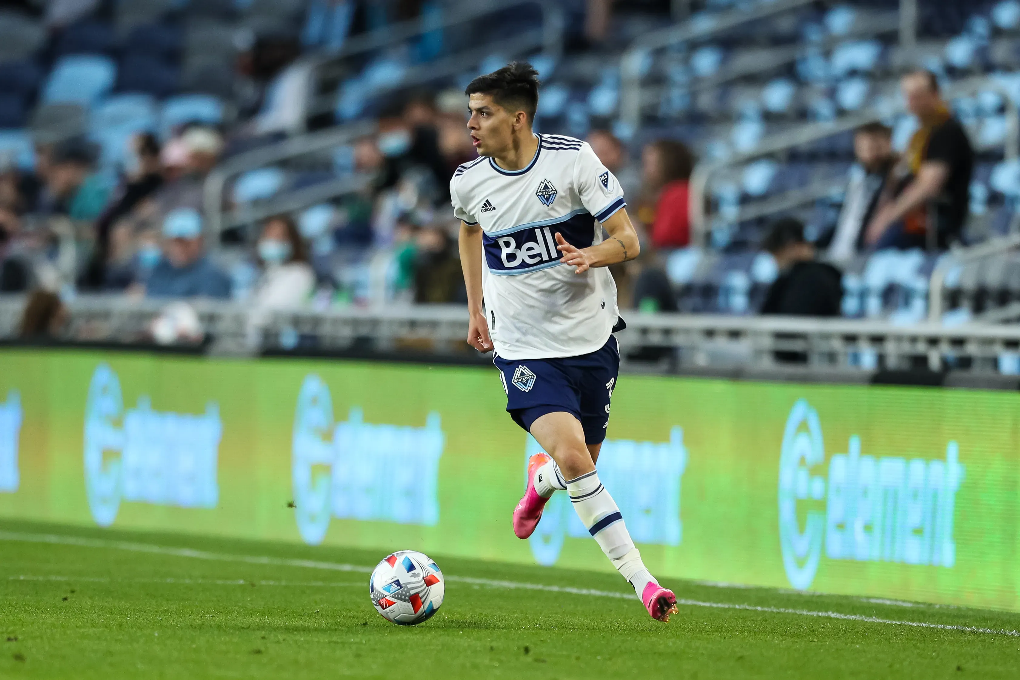 Cristián Gutiérrez durante su paso por la MLS, con la camiseta de Vancouver Whitecaps. Foto: David Berding/Getty Images.