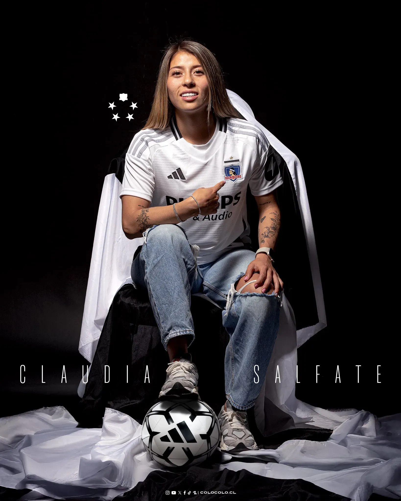 Claudia Salfate posando con la camiseta de Colo Colo Femenino. Foto: Colo Colo Femenino