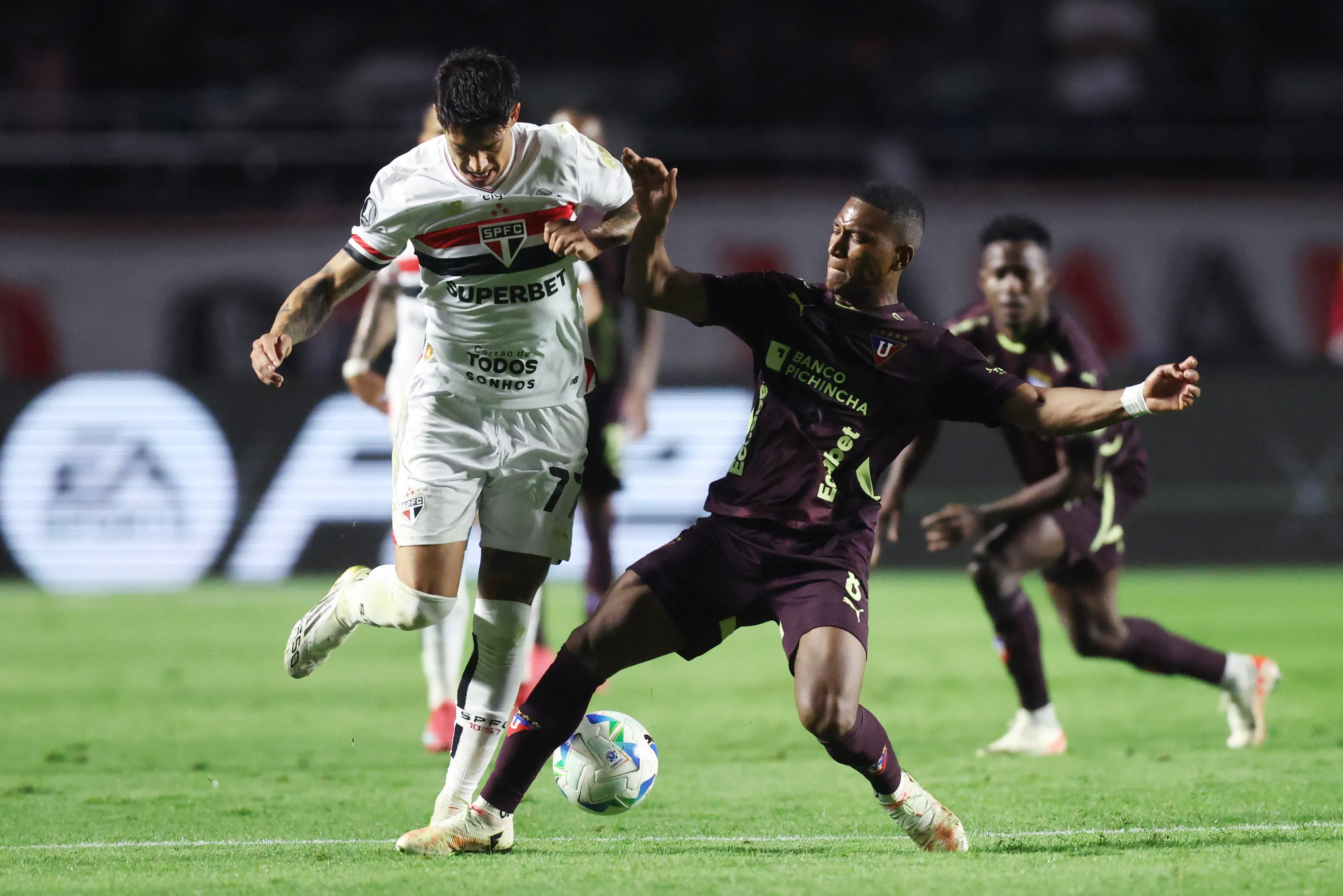 Emiliano Rigoni en la órbita de Colo Colo.Imagen: Alexandre Schneider/Getty Images)
