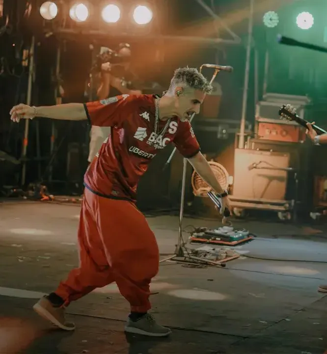 Guillermo Boneta, luciendo la camiseta del Sapri en pleno concierto en Argentina (Saprissa)