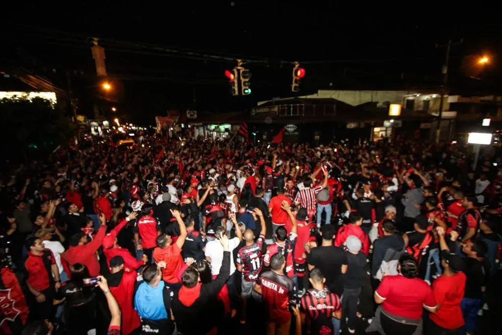 Así lucían los alrededores del estadio rojinegro previo al encuentro (LDA)