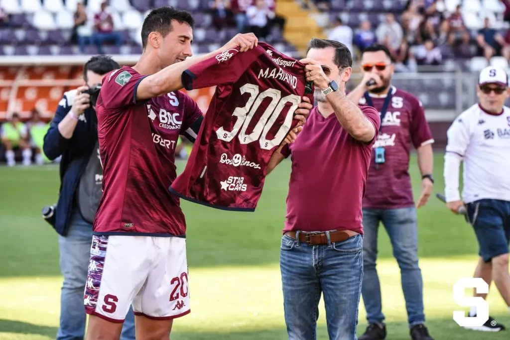 Torres, siendo homenajeado por sus 300 juegos con el Depoertivo Saprissa (Saprissa)