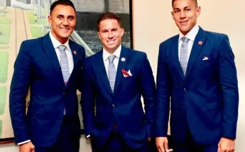 El portero Tico posando con sus compañeros con el traje que ocuparan en Rusia