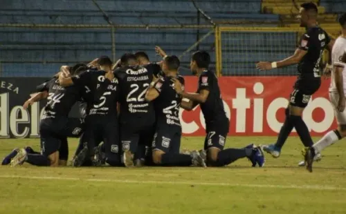 Los azules se clasificaron con solvencia a la gran final con goles de Vega, Montes, y Estigarribia.