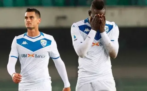 A pesar del penoso incidente de discriminación, Balotelli anotó un golazode fuera del área en el choque contra el Hellas.