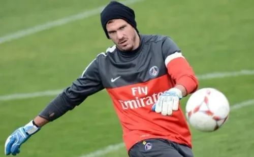 Douchez jugó en PSG del 2011 a 2016, donde ganó tres ligas y varias copas nacionales.