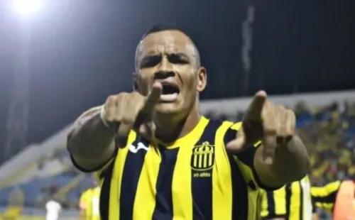 El goleador de la noche: Rony Martínez hizo doblete y le dio el triunfo a los “catedráticos” como locales.