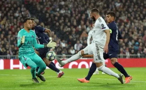 En la primera parte, Navas evitó ésta chance de Karim Benzema.