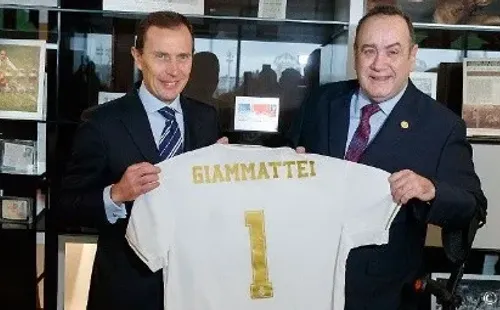 El “Buitre” Butragueño entregándole la camisa al presidente electo chapín.