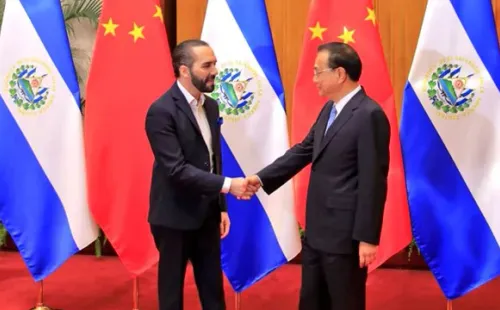 Nayib Bukele en su gira por China, donde consiguió mucha ayuda para el deporte salvadoreño.