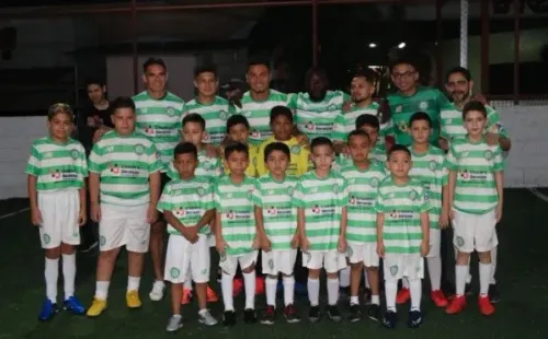 La escuela se abrió en compañia de muchos niños y la prescencia de Wilmer Crisanto, Marlon Licona, y otros jugadores de Motagua.