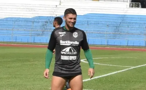 Espíndola jugó en Olimpia, Belgrano, Nueva Chicago, y Rafaela, entre otros.