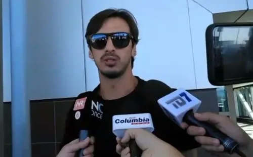 Bryan Ruiz antes de viajar hacia Brasil, pues está citado a la pretemporada de su club.
