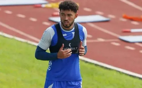 Danilo Acosta en uno de las prácticas con la seleccion de Honduras.