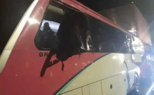 Así quedó el autobús del Olimpia después de los violentos disturbios. Foto – diario diez