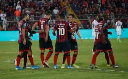 En Costa Rica se ha criticado con dureza al hondureño, argumentando que no aparece en los momentos importantes.