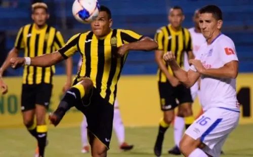 Rony Martínez disputa la pelota con Jhonny Leverón.