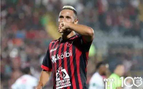 Alex López, volante armador de la Liga Deportiva Alajuelense.