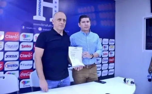 Fabián Coito y Arnold Cruz, entrenador y asistente técnico de Honduras.