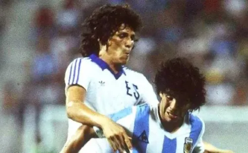 “Chelona” Rodríguez marcando a Maradona en 1982.